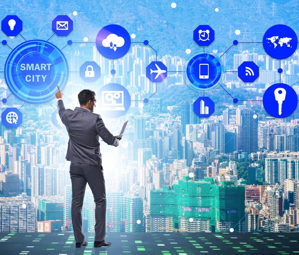 Concepto de ciudad inteligente con botones de hombre de negocios — Foto de Stock