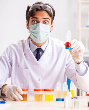 Laboratuvarda çalışan yakışıklı bir kimyager.