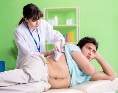 Genç adam ultrason prosedürü için radyolojisti ziyaret ediyor.