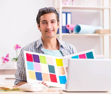 Atölyesinde çalışan yakışıklı bir terzi.