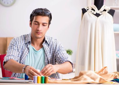 Atölyesinde çalışan yakışıklı bir terzi.