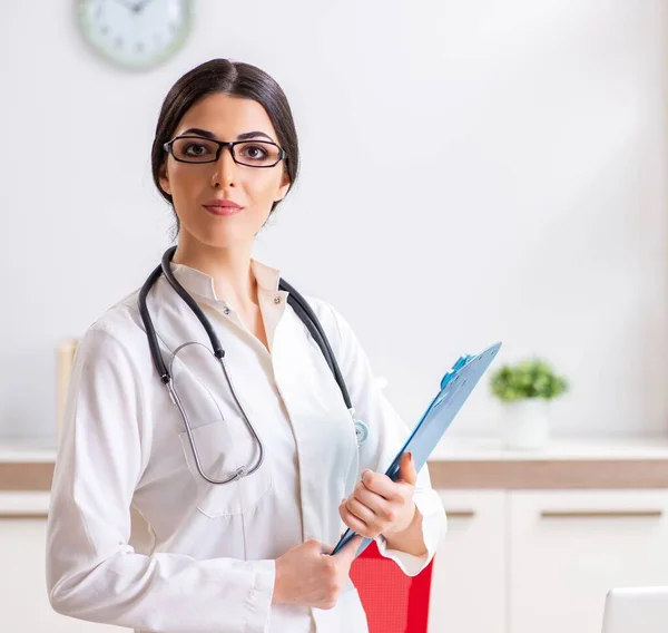 Kobieta-lekarz pracująca w szpitalu — Zdjęcie stockowe