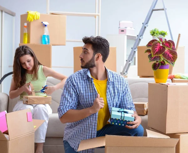 Familie bereidt zich voor op kerst na de verhuizing — Stockfoto