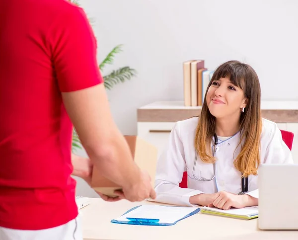 Kurir levererar brådskande paket till sjukhuset — Stockfoto