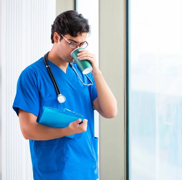 Jung hübsch doktor working im die krankenhaus — Stockfoto