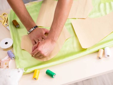 Atölyesinde çalışan yakışıklı bir terzi.