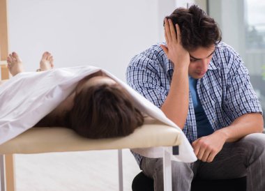 Ölen karısının yasını tutan adam.