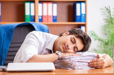 Ofiste çalışan genç bir çalışan.