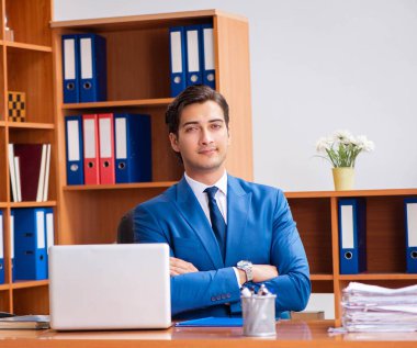 Ofiste çalışan genç bir çalışan.