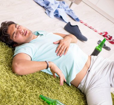 Genç sarhoş yakışıklı adam partiden sonra evde