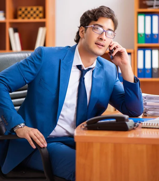 Young employee working in the office — Stock Photo, Image