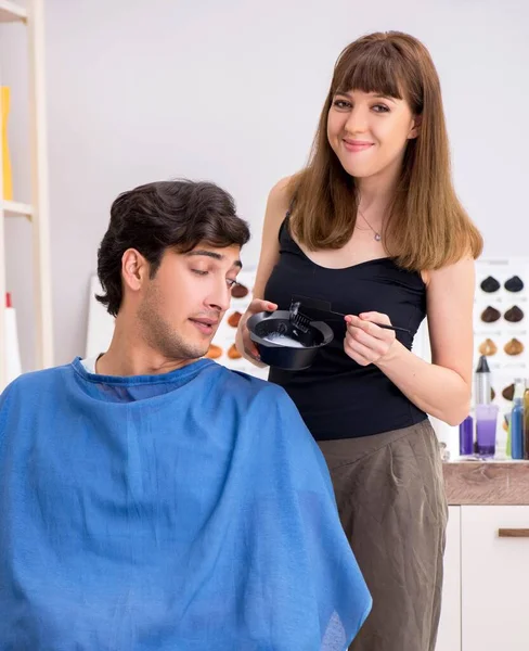 Young attracrive man visiting female barber — Stock Photo, Image