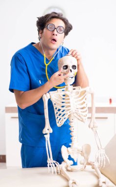 Hastanede iskeleti olan komik bir doktor.