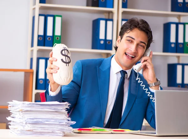 Junge gutaussehende Geschäftsleute arbeiten im Büro — Stockfoto