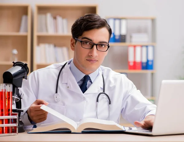 Unga läkare som studerar medicinsk utbildning — Stockfoto