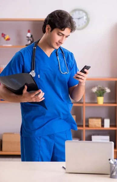 Jonge knappe dokter in het ziekenhuis — Stockfoto