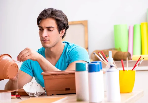 Joven hombre decoración de cerámica en clase — Foto de Stock