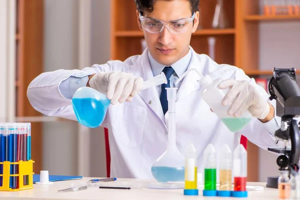 Fiatal jóképű biokémikus dolgozik a laborban — Stock Fotó