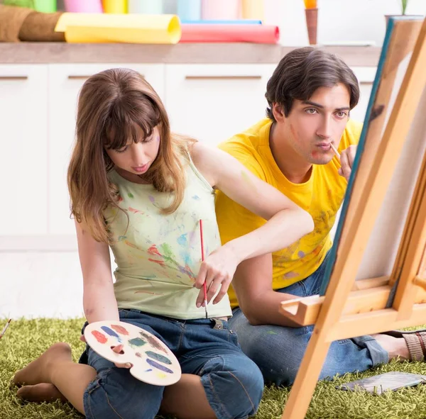 Pareja joven disfrutando de la pintura en casa —  Fotos de Stock