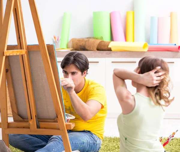 Jovem casal curtindo pintura em casa — Fotografia de Stock