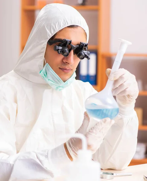 Young biochemist wearing protective suit working in the lab — Stock Photo, Image