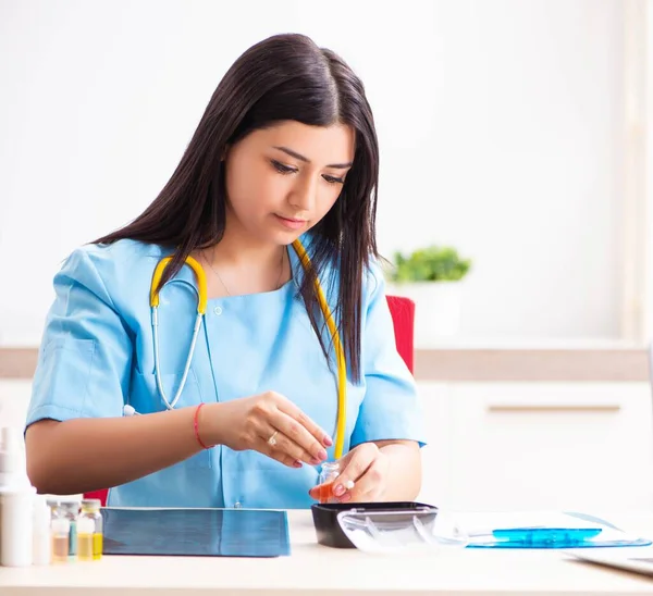 Ung vacker kvinnlig läkare som arbetar på kliniken — Stockfoto