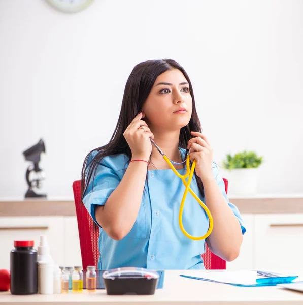 Klinikte çalışan güzel bir bayan doktor. — Stok fotoğraf