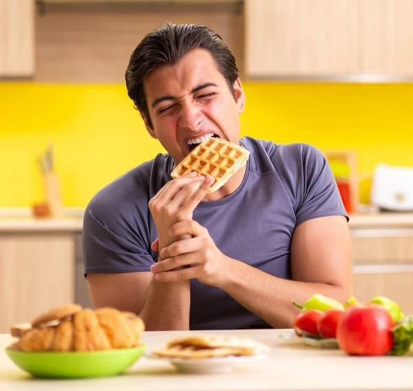 Человек, имеющий трудный выбор между здоровой и нездоровой пищи — стоковое фото