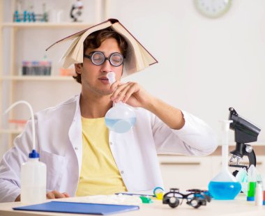 Deneyler ve testler yapan çılgın bir kimyager.