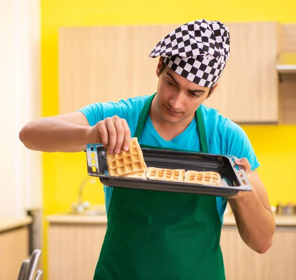 Man kock förbereda tårta i köket hemma — Stockfoto