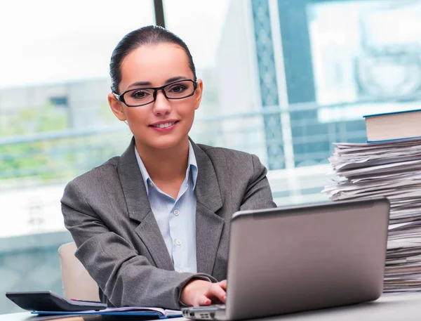 Joven empresaria trabajando en la oficina — Foto de Stock