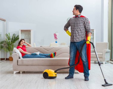 Süper kahraman koca karısına evde yardım ediyor.