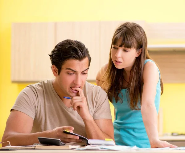 Junge Familie kämpft mit persönlicher Finanzierung — Stockfoto