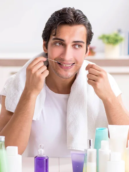 Jeune homme beau dans la salle de bain dans le concept d'hygiène — Photo