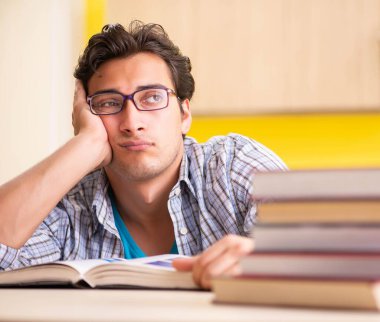 Sınava hazırlanan öğrenci mutfakta oturuyor.