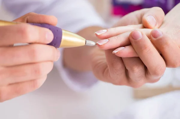 Mãos durante a sessão de cuidados de manicure — Fotografia de Stock