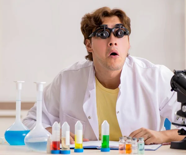 Funny químico loco haciendo experimentos y pruebas — Foto de Stock