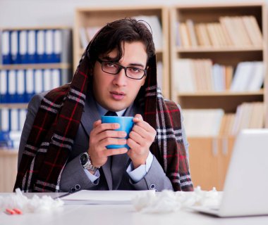 Hasta işadamı, ofiste hastalık yüzünden acı çekiyor.