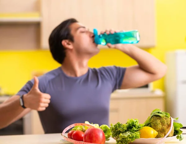 Jongeman in dieet en gezond eten concept — Stockfoto