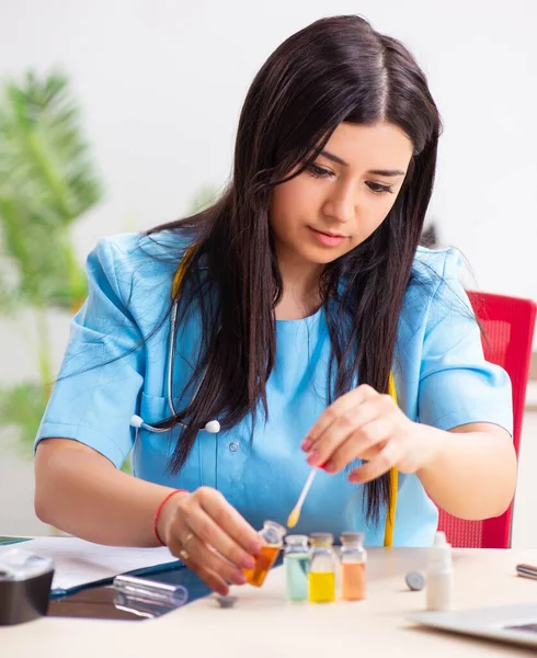 Klinikte çalışan güzel bir bayan doktor. — Stok fotoğraf