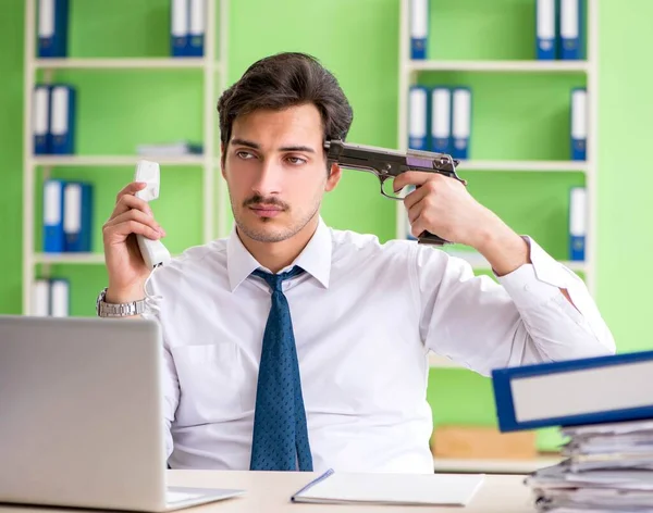 Verzweifelter Geschäftsmann denkt im Büro an Selbstmord — Stockfoto