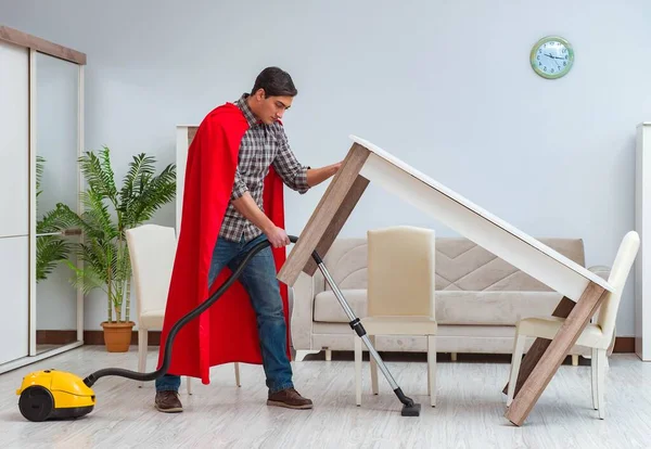 Süper kahraman temizleyicisi evde çalışıyor. — Stok fotoğraf