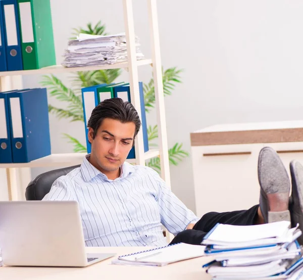 Jeune employé assis au bureau — Photo