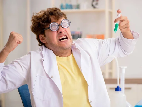 Grappige gekke chemicus doet experimenten en tests — Stockfoto