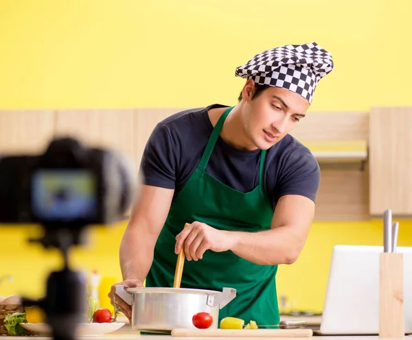 Młody bloger kucharski wyjaśniający przygotowanie żywności — Zdjęcie stockowe