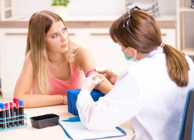 Kan tahlili sırasında genç ve güzel bir kadın.