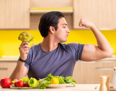 Diyet yapan ve sağlıklı beslenen genç bir adam.