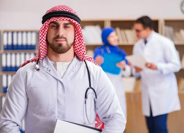 Conceito de diversidade com médicos no hospital — Fotografia de Stock