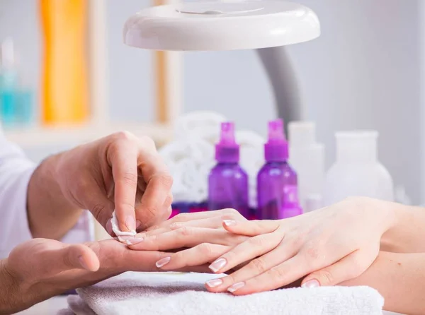 Manos durante la sesión de cuidado de manicura — Foto de Stock