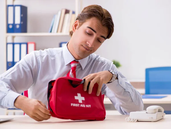 Mann mit Verbandskasten im Büro — Stockfoto
